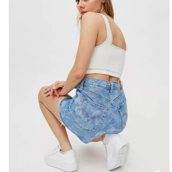 Levi’s Ribcage Denim High Rise Waisted Shorts - Picture 8 of 9